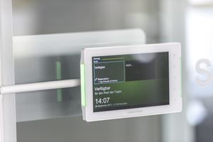 Crestron Türschild an Außenwand eines Besprechungsraumes